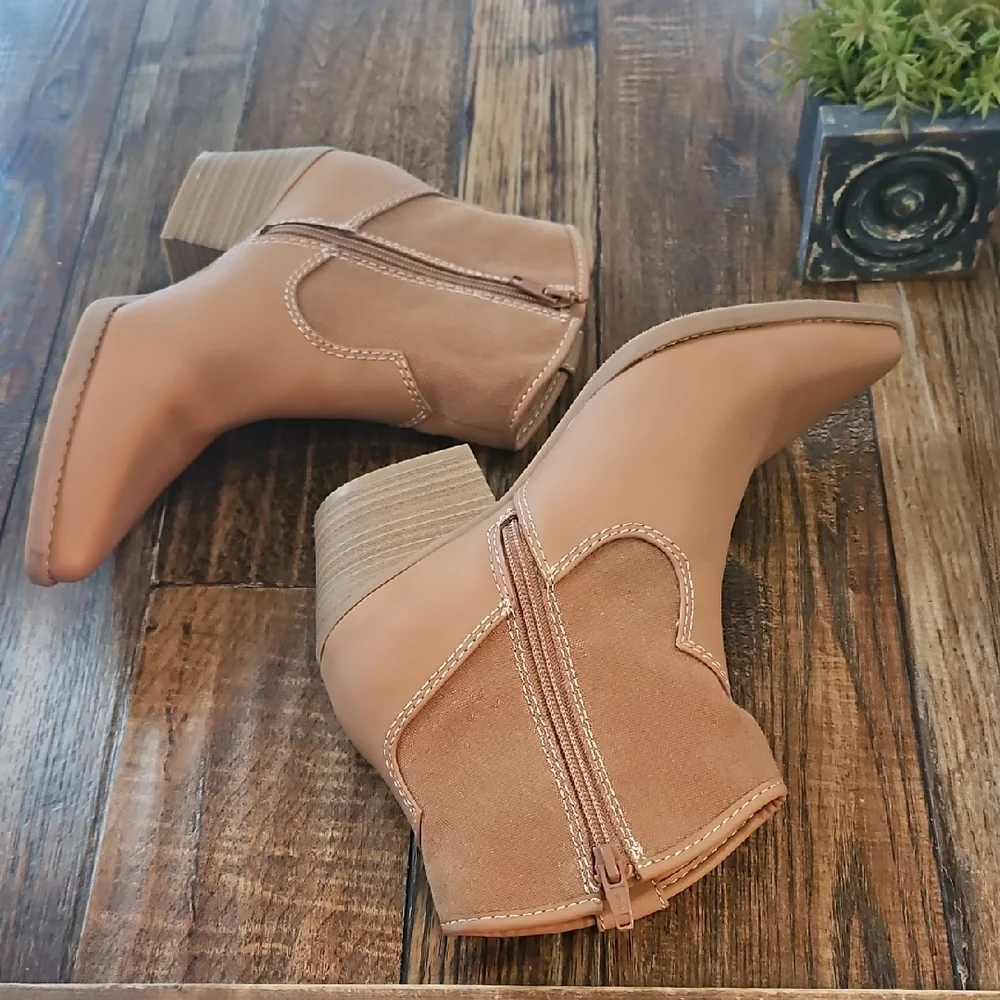 Universal Thread‎ Women's Tan Cowbow, Western Style Ankle Boots